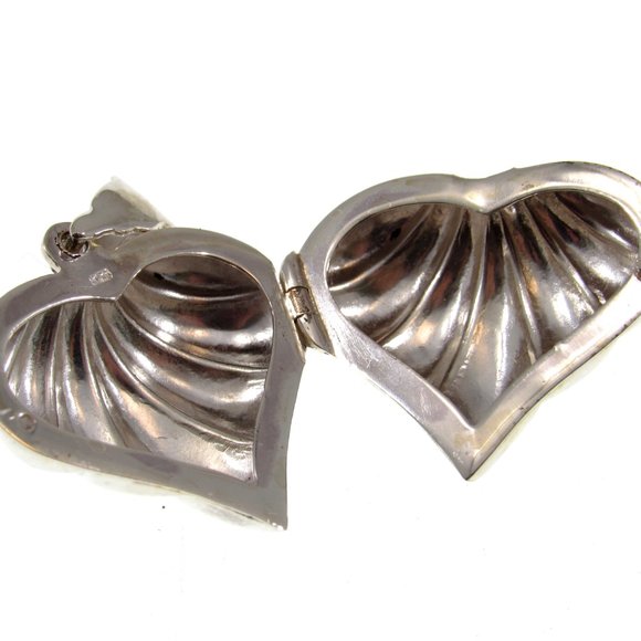 Solid 925 Sterling Silver Scalloped Clamshell Heart Keepsake Locket Pendant - Picture 5 of 6
